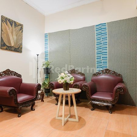 Sr Residence Near Mall Ciputra Cibubur Mitra Reddoorz Bekasi Buitenkant foto
