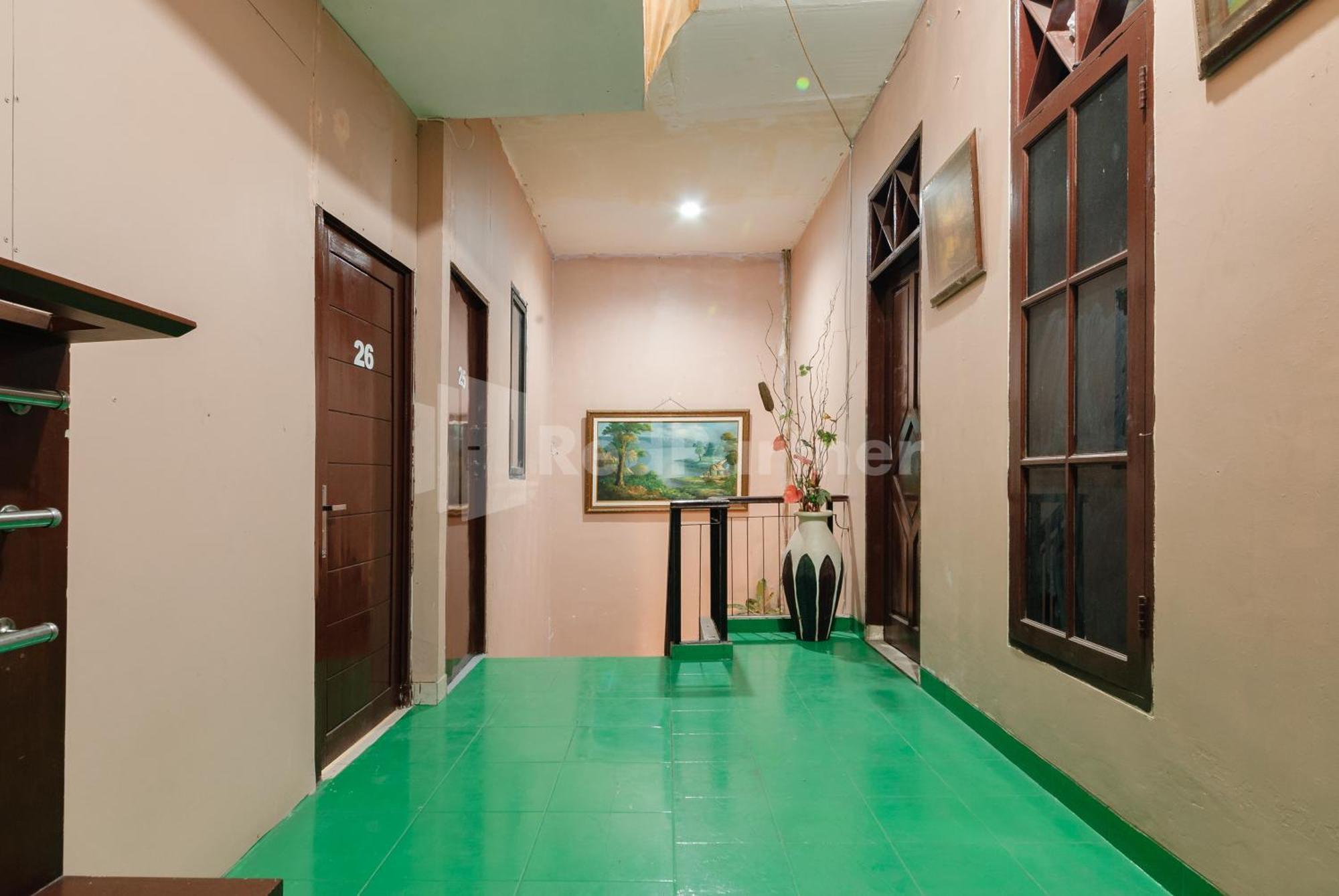 Sr Residence Near Mall Ciputra Cibubur Mitra Reddoorz Bekasi Buitenkant foto