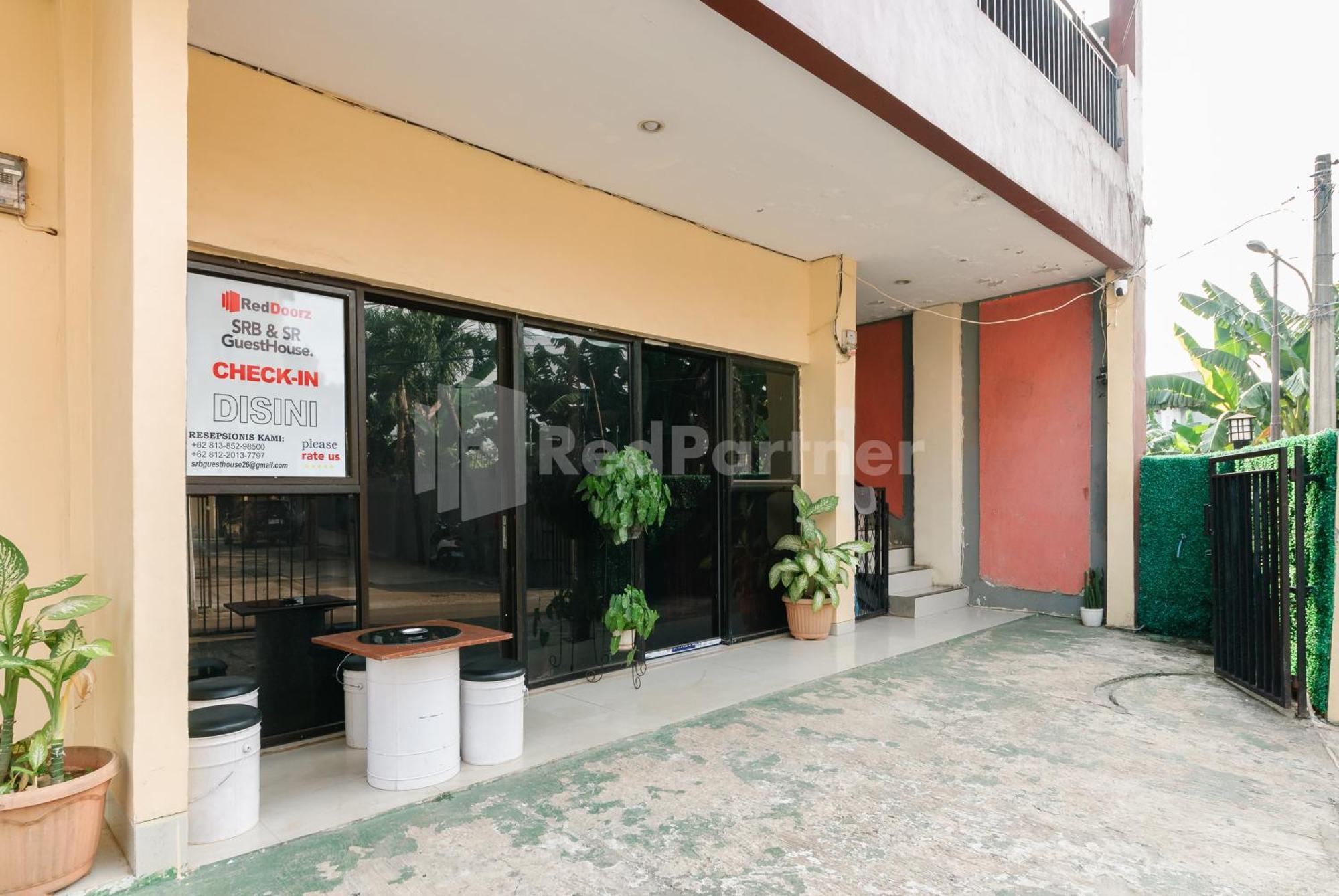Sr Residence Near Mall Ciputra Cibubur Mitra Reddoorz Bekasi Buitenkant foto