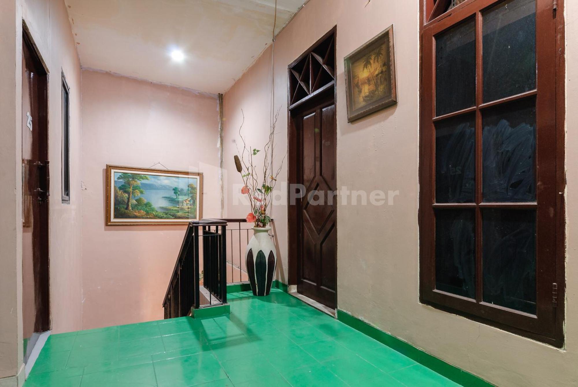 Sr Residence Near Mall Ciputra Cibubur Mitra Reddoorz Bekasi Buitenkant foto