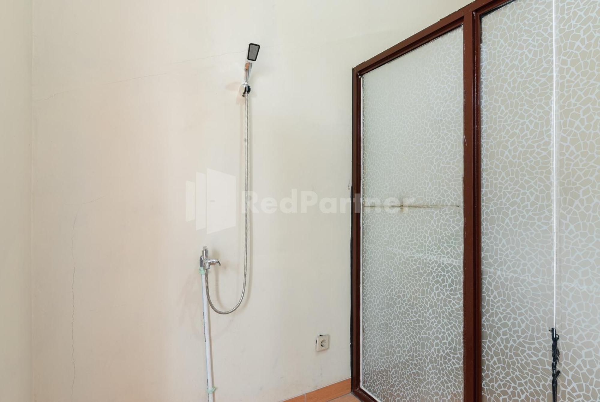 Sr Residence Near Mall Ciputra Cibubur Mitra Reddoorz Bekasi Buitenkant foto