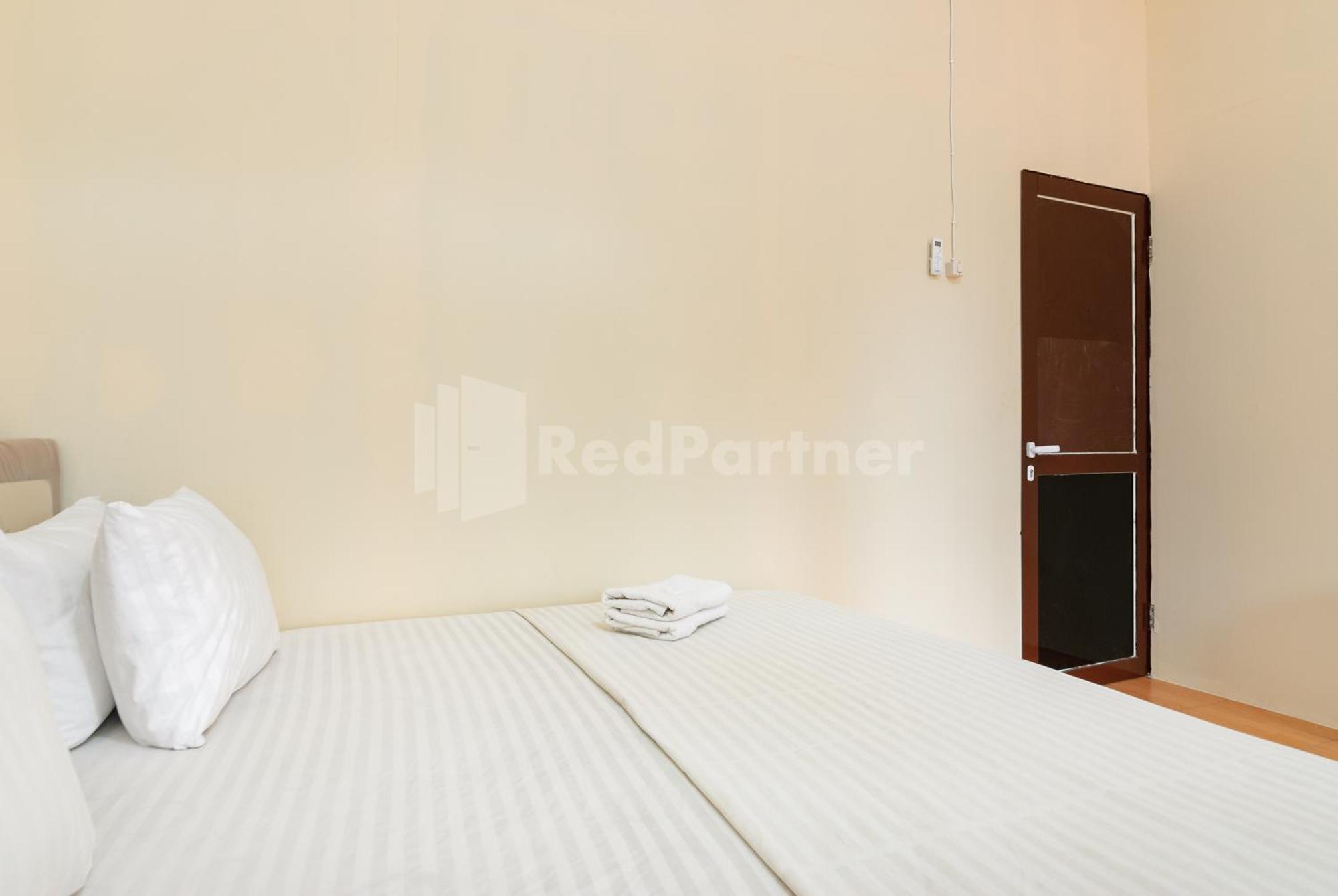 Sr Residence Near Mall Ciputra Cibubur Mitra Reddoorz Bekasi Buitenkant foto